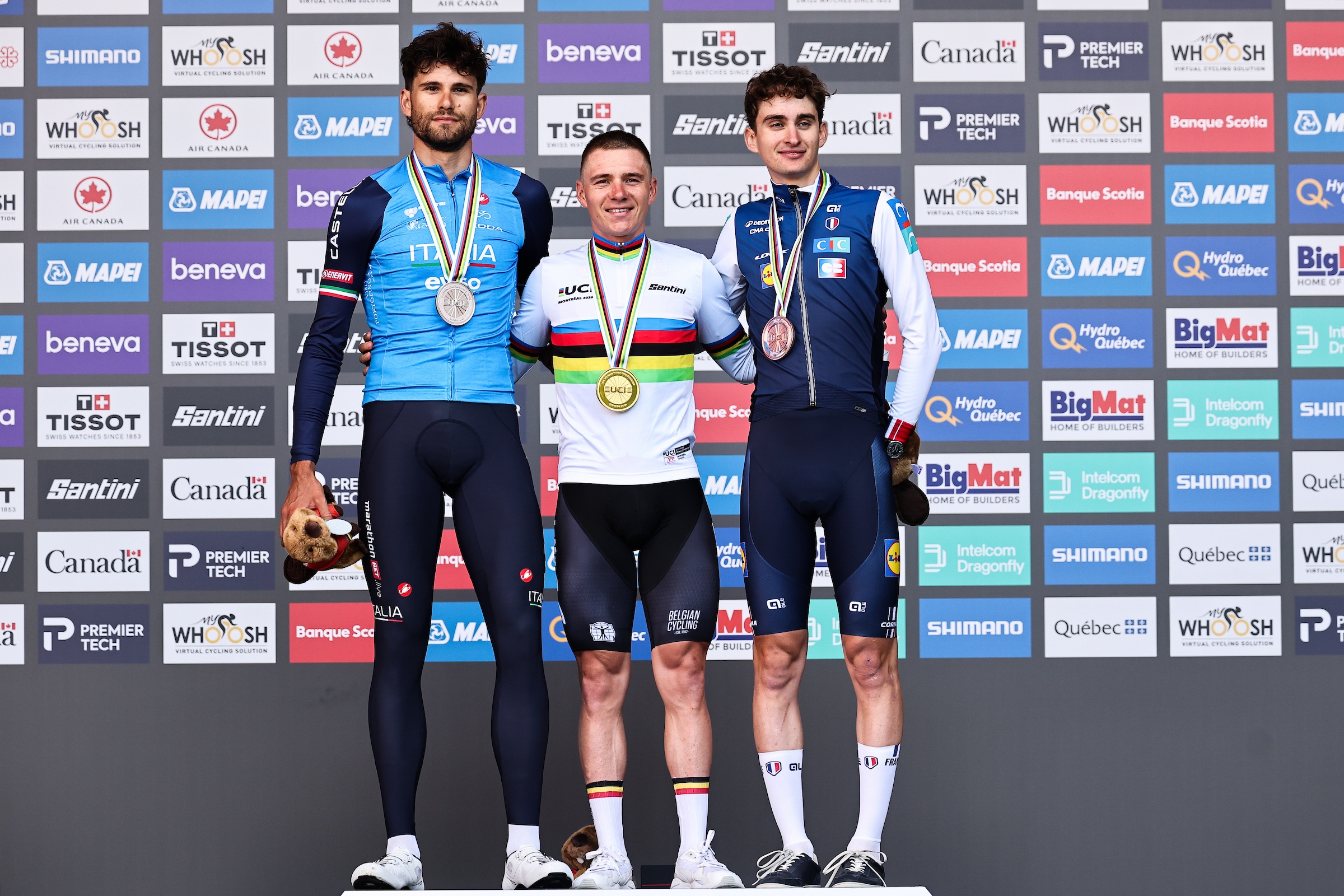 O pódio do contrarrelógio dos elites masculinos nos Campeonatos do Mundo com Filippo Ganna, Remco Evenepoel e Paul Seixas (Foto: UCI)