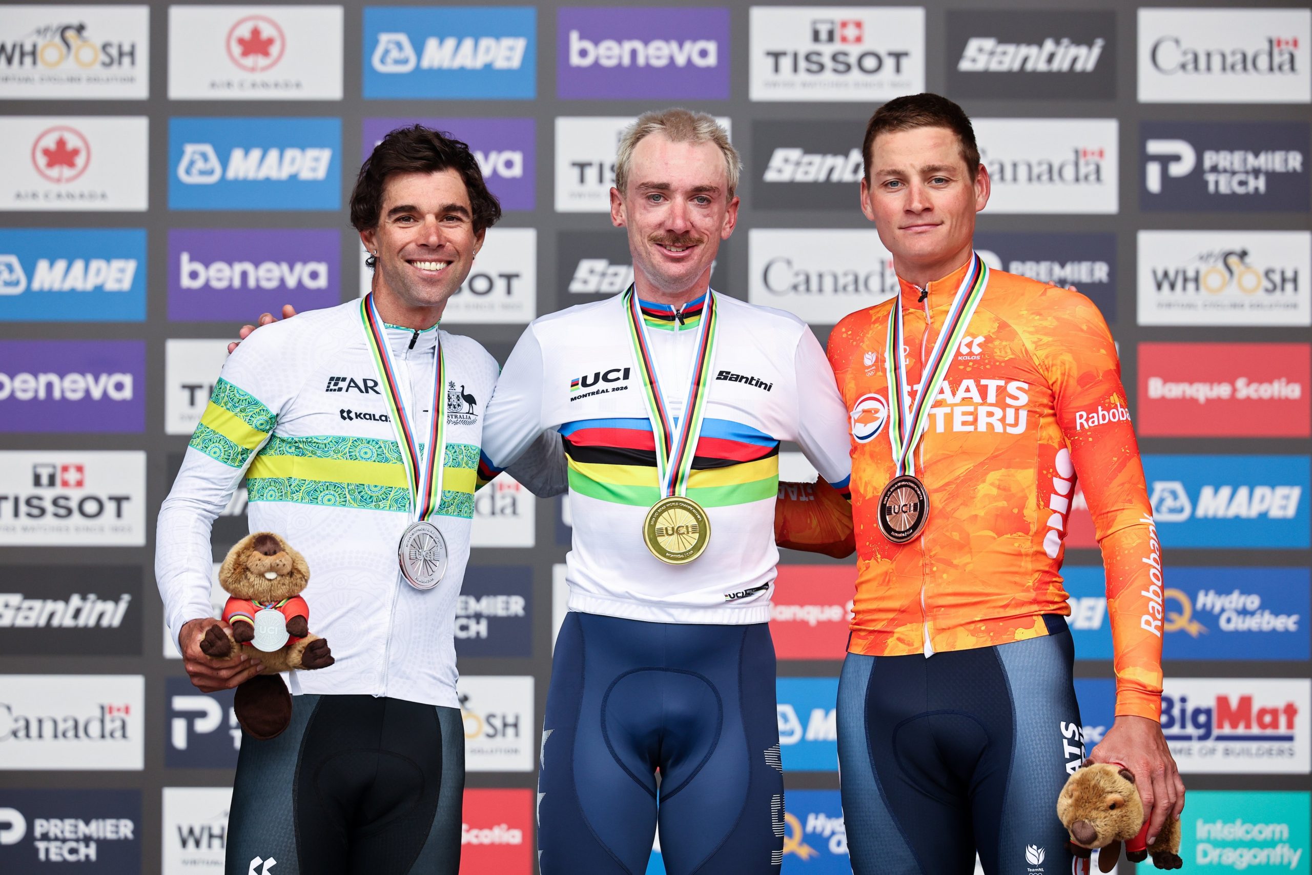 O pódio da prova de fundo dos elites masculinos nos Campeonatos do Mundo com Michael Matthews, Brandon McNulty e Mathieu van der Poel (Foto: UCI)
