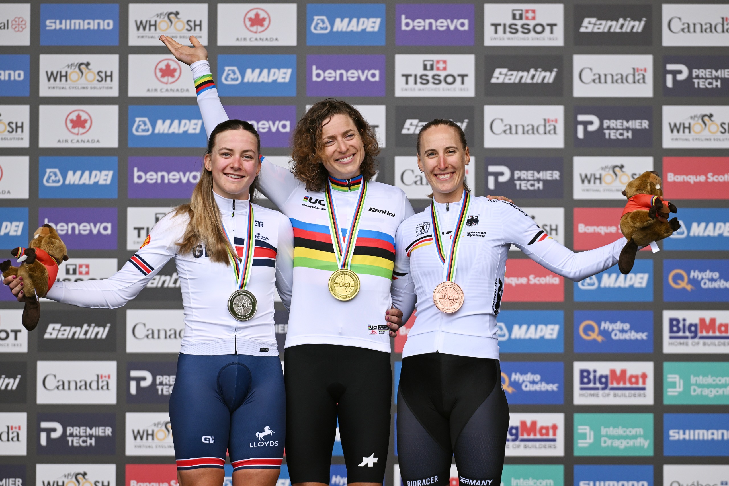 O pódio do contrarrelógio das elites femininas nos Campeonatos do Mundo em Montreal com Zoe Backstedt, Marlen Reusser e Franziska Koch