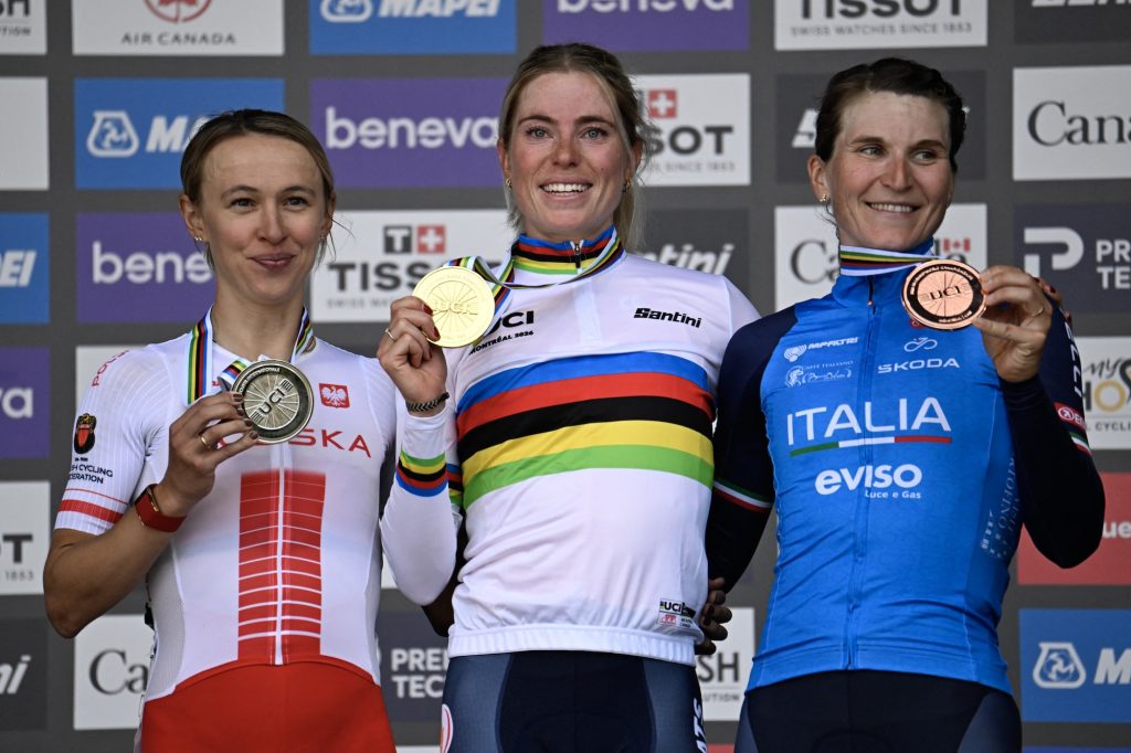 O pódio da prova de fundo das elites femininas nos Campeonatos do Mundo com Kasia Niewiadoma, Demi Vollering e Elisa Longo Borghini