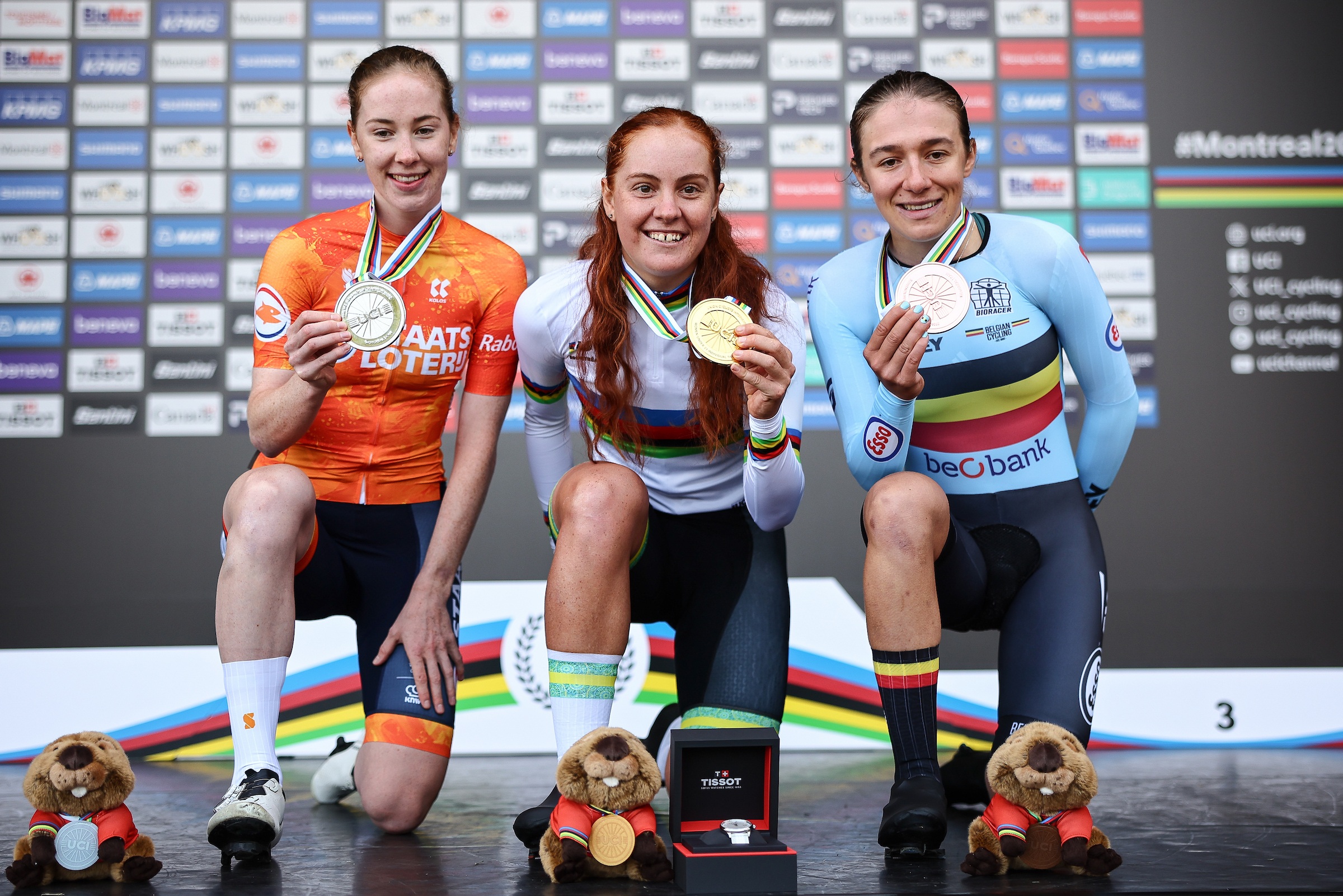 O pódio do contrarrelógio das sub-23 femininas nos Campeonatos do Mundo com Nienke Vinke, Felicity Wilson-Haffenden e Luca Vierstraete (Foto: UCI)