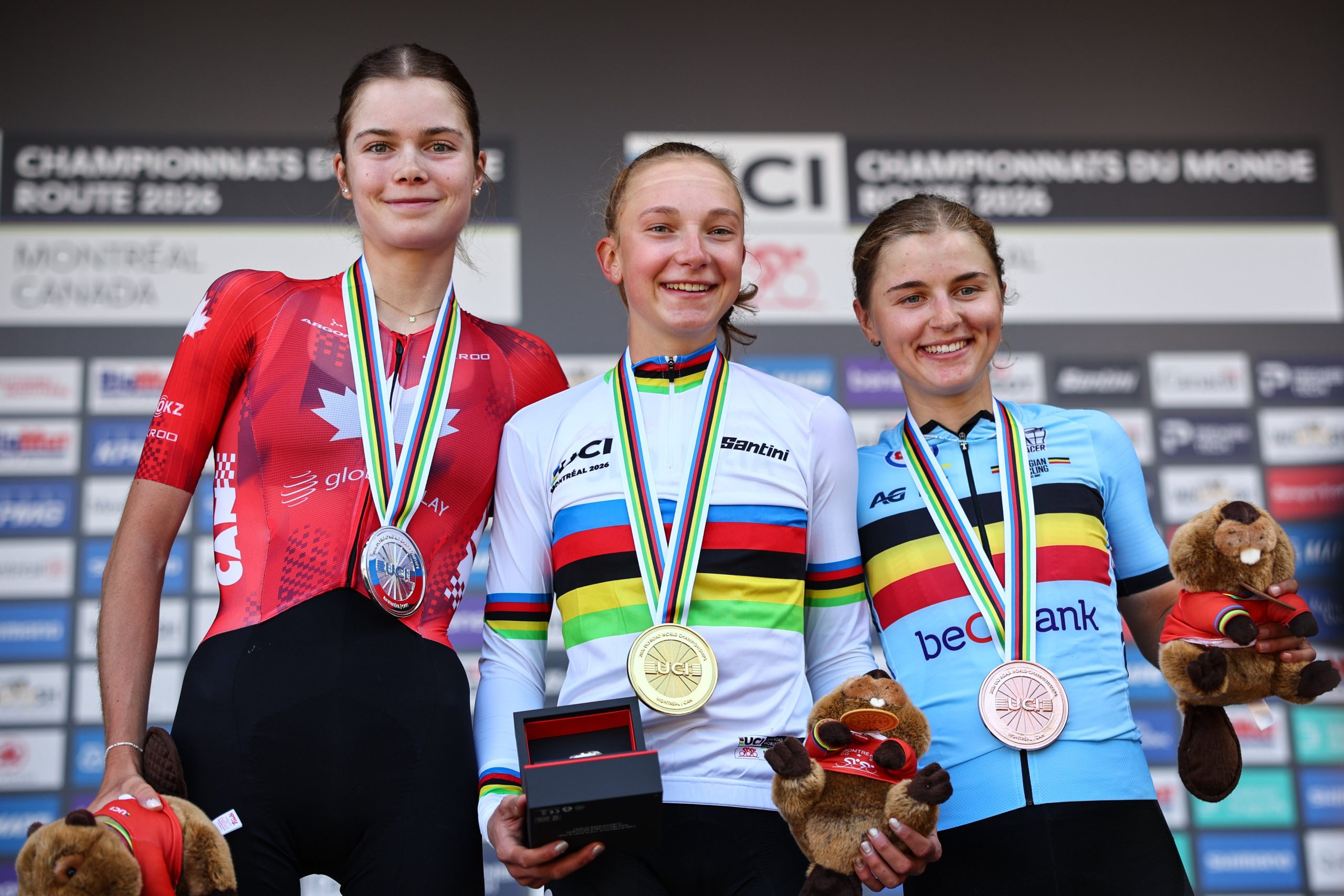 O pódio da prova de fundo das sub-23 femininas nos Campeonatos do Mundo com Isabella Holmgren, Viktória Chladonová e Fleur Moors (Foto: UCI)