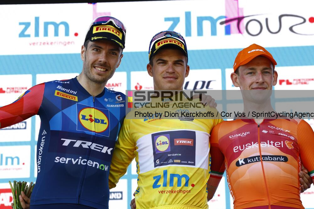 O pódio fina do ZLM Tour com Max Walscheid, Mathias Vacek e Axel van der Tuuk (Foto: Dion Kerckhoffs/CV/SprintCyclingAgency©2026)