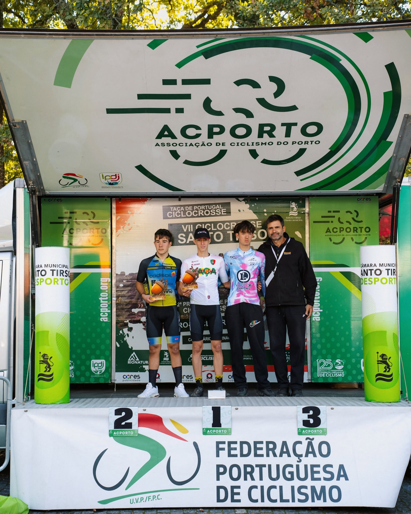 O pódio dos cadetes masculinos com Sergio Perez, Afonso Barros e Tibere Boucher