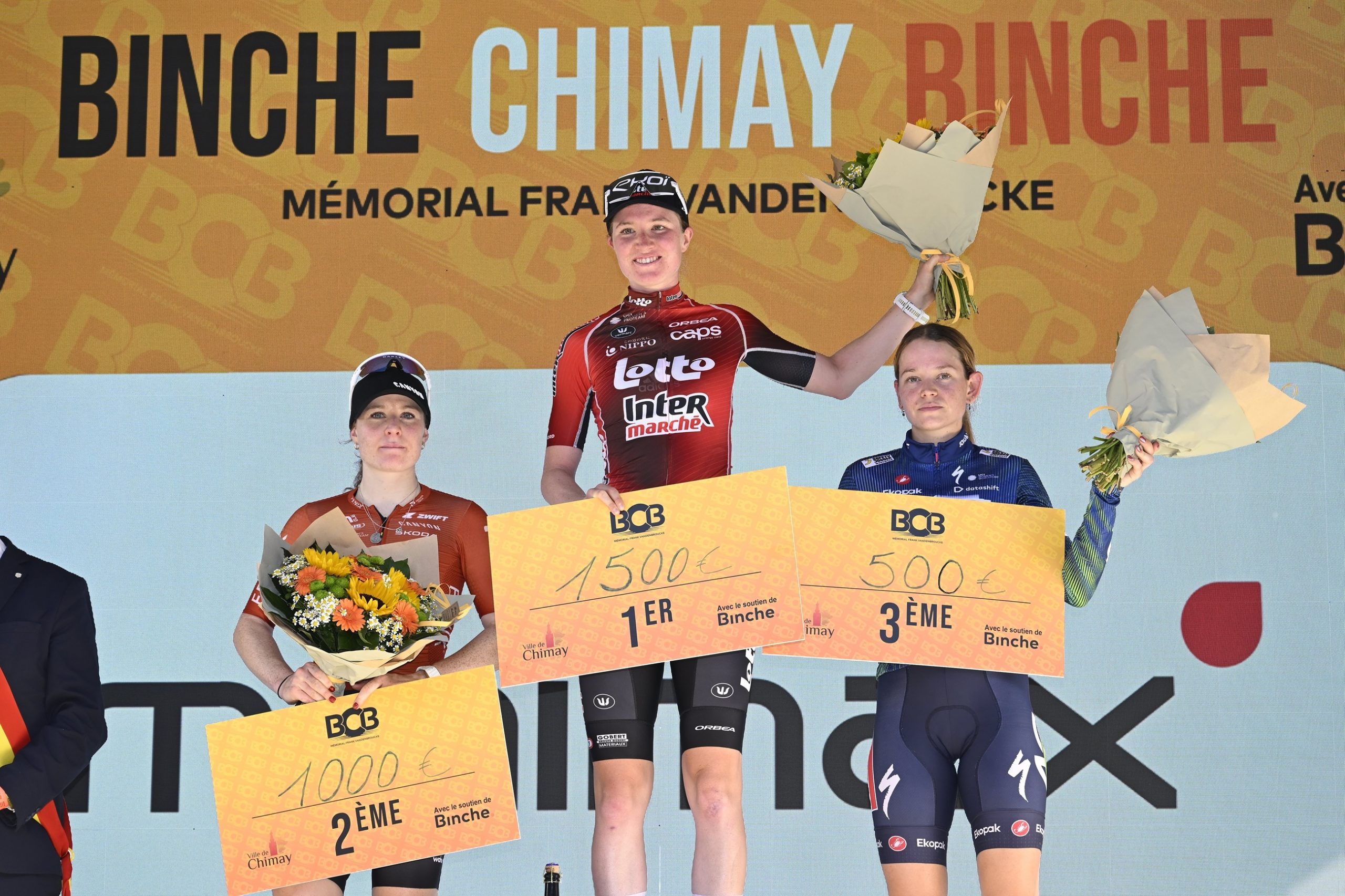 O pódio da Binche-Chimay-Binche feminina com Charlotte Kool, Linda Riedmann e Nicole Steigenga