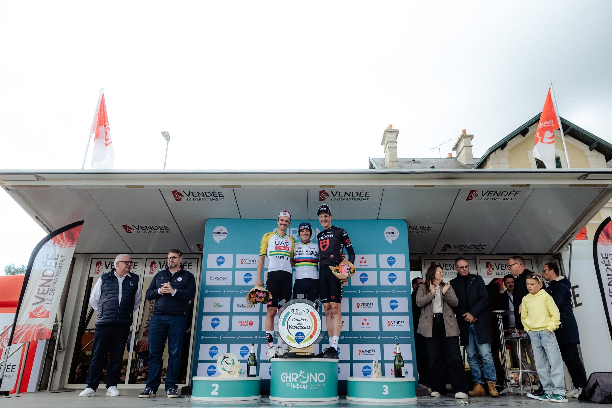 O pódio do Chrono des Nations com Jay Vine, Remco Evenepoel e Stefan Kung