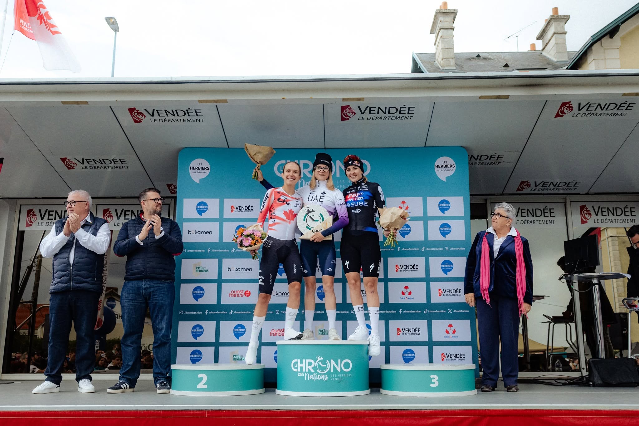O pódio do Chrono des Nations com Nadia Gontova, Maeva Squiban e Juliette Berthet (Foto: Chrono des Nations)
