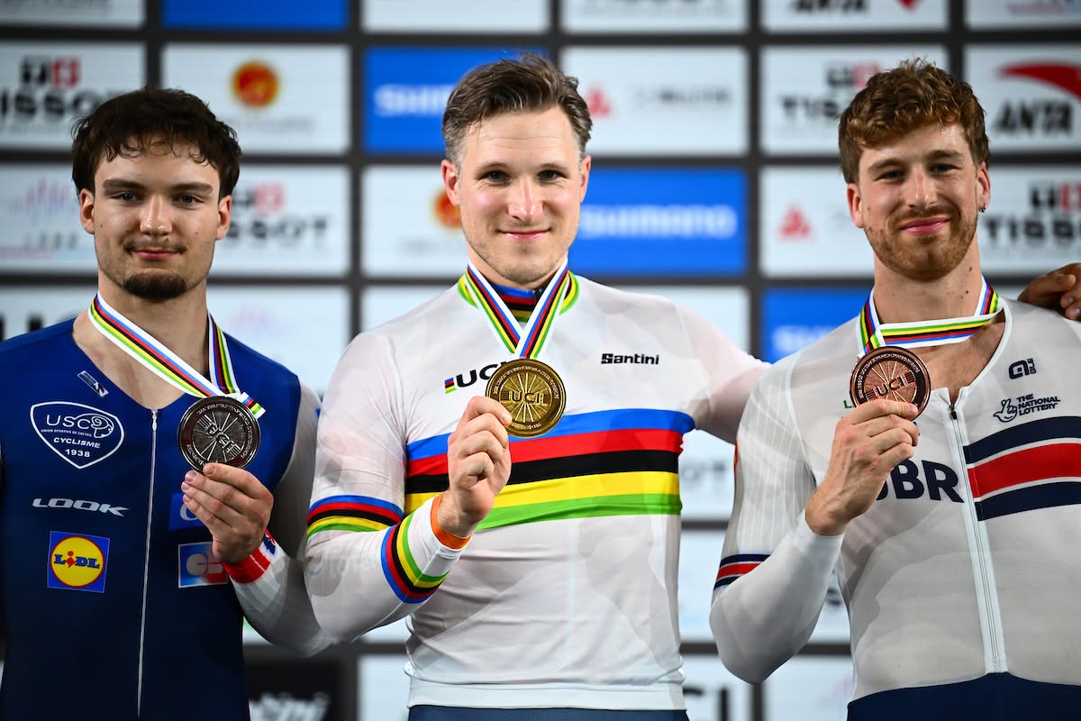 O pódio do Km masculino com Etienne Oliviero, Jeffrey Hoogland e Joseph Truman (Foto: UCI)