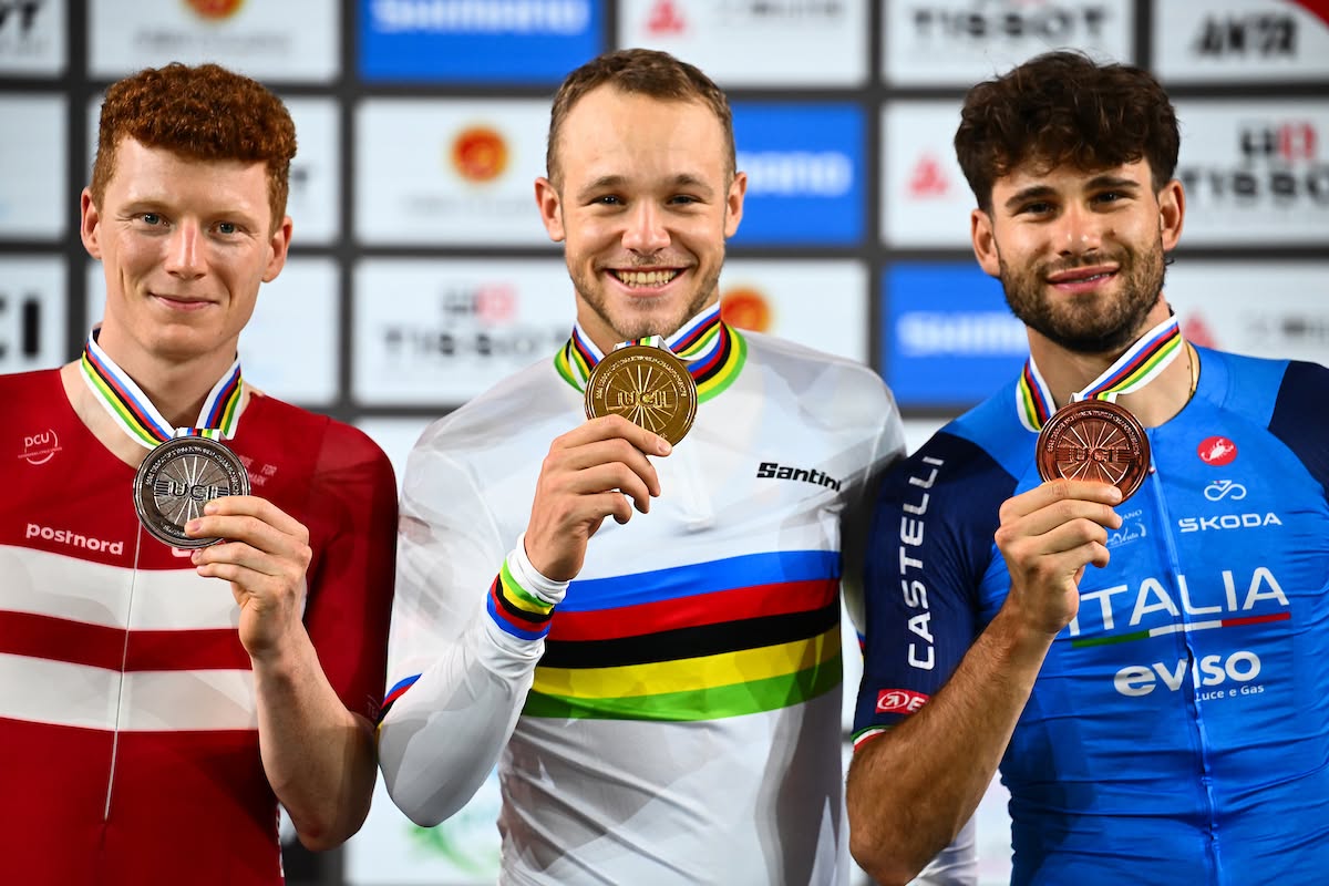 O pódio da Perseguição Individual masculina com Frederik Madsen, Jonathan Milan e Filippo Ganna (Foto: UCI)