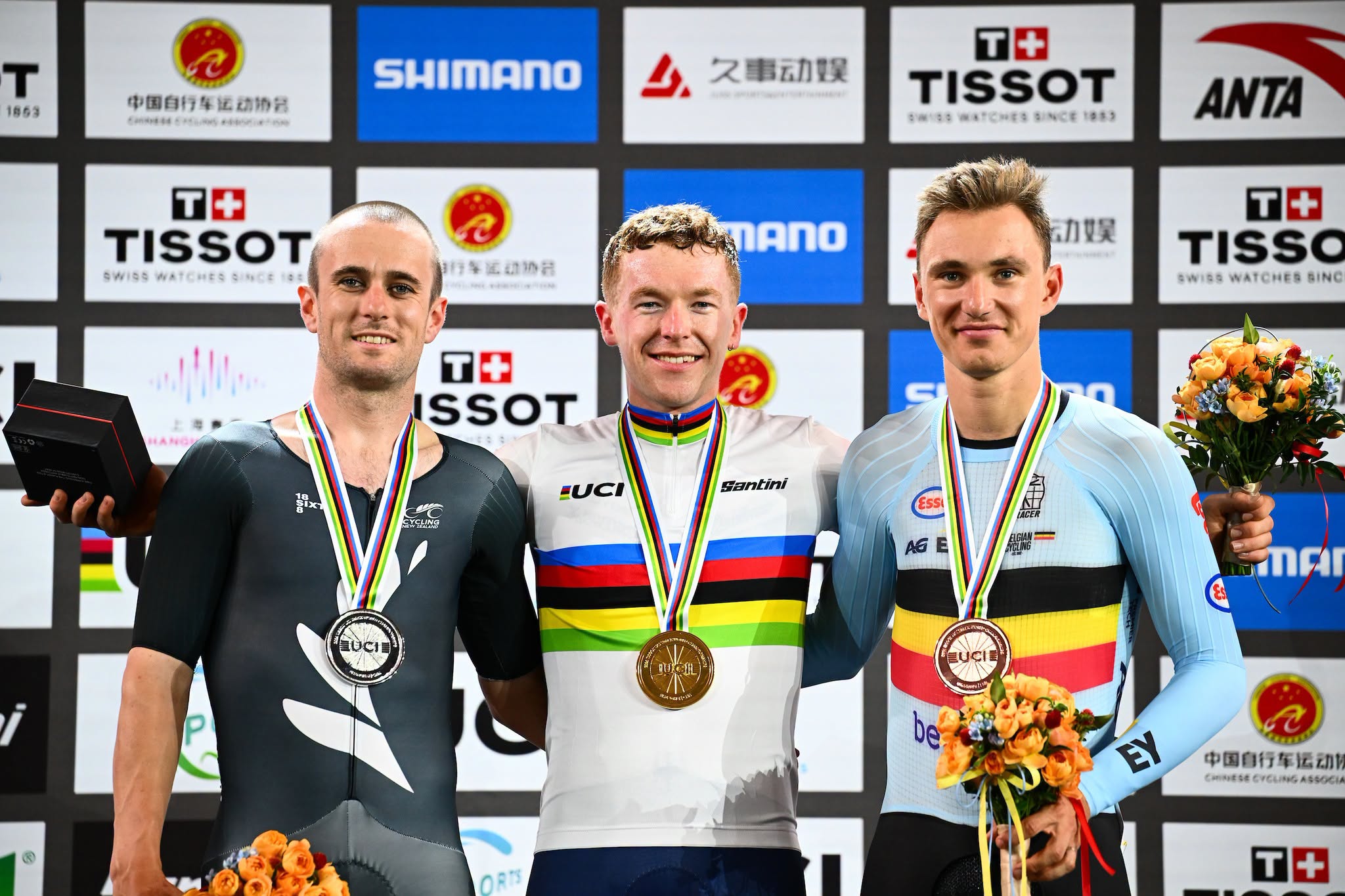 O pódio do Scratch masculino com Tom Sexton, Matthew Bostock e Lindsay De Vylder (Foto: UCI)