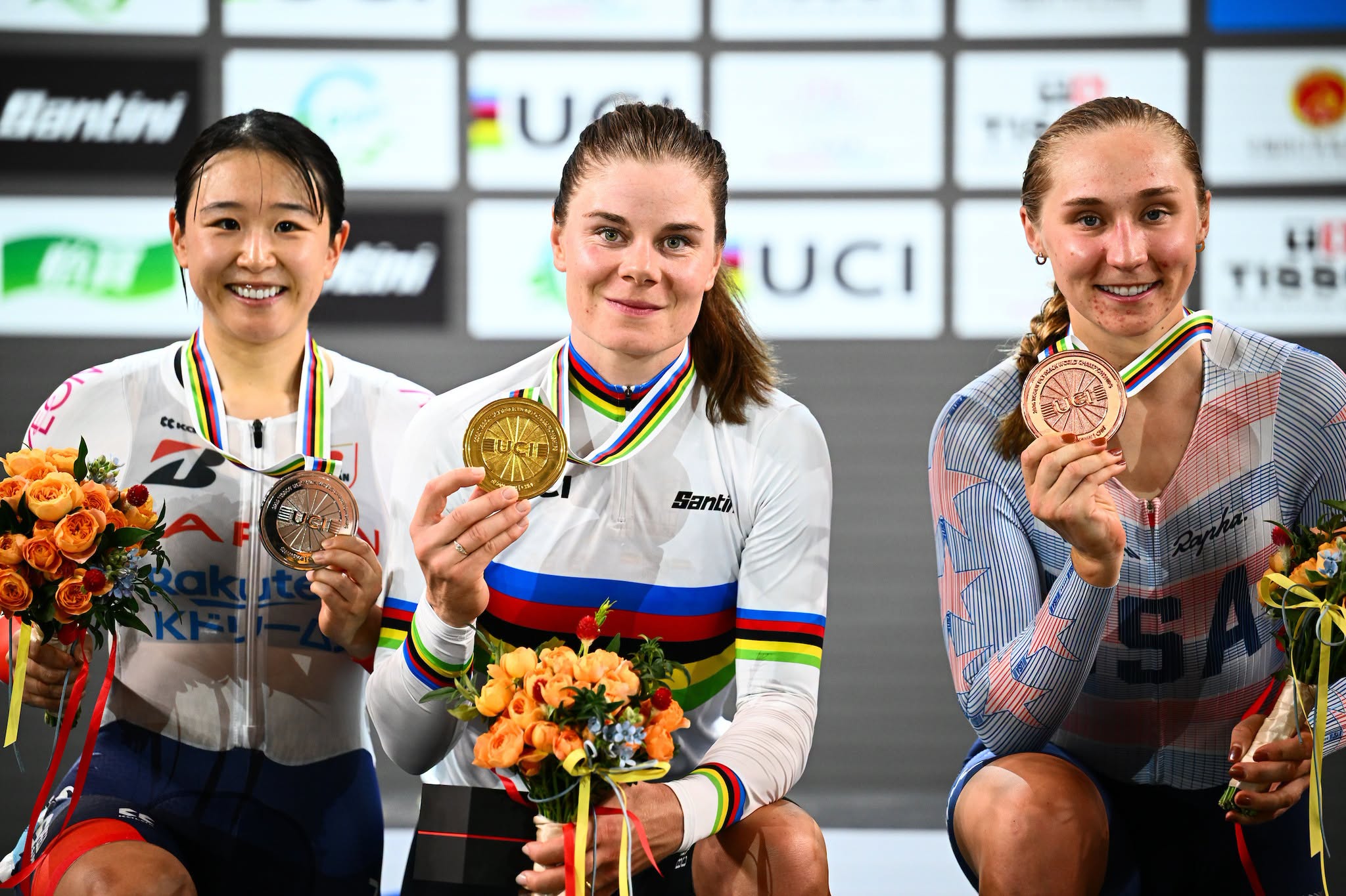 O pódio da Eliminação feminina com Yumi Kajihara, Lotte Kopecky e Megan Jastrab (Foto: UCI)