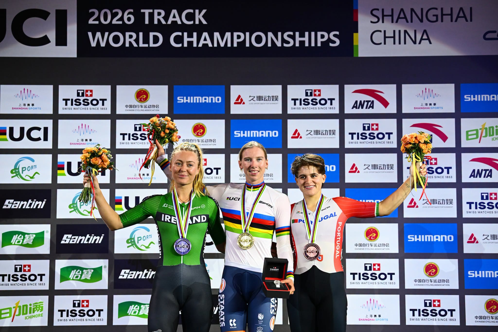 O pódio do Scratch feminino nos Campeonatos do Mundo de Pista com Lara Gillespie, Lorena Wiebes e Maria Martins (Foto: UCI)