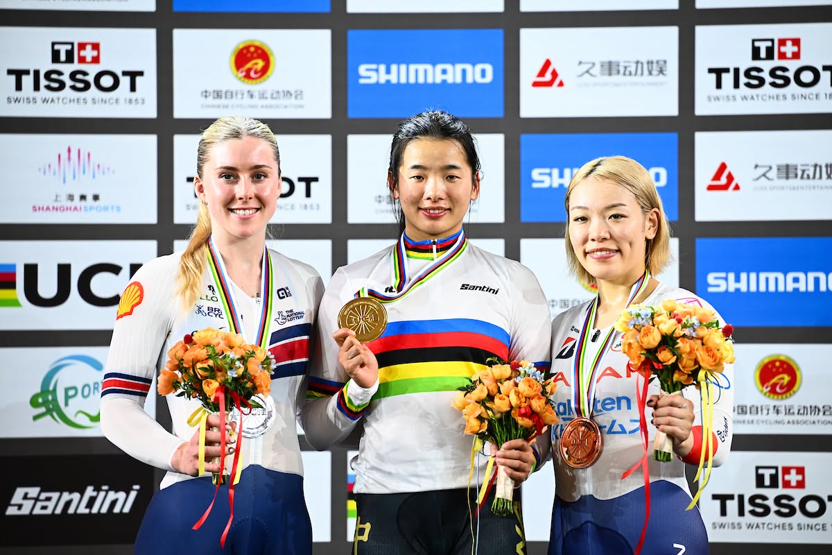 O pódio do Sprint feminino com Emma Finucane, Liying Yuan e Mina Sato (Foto: UCI)
