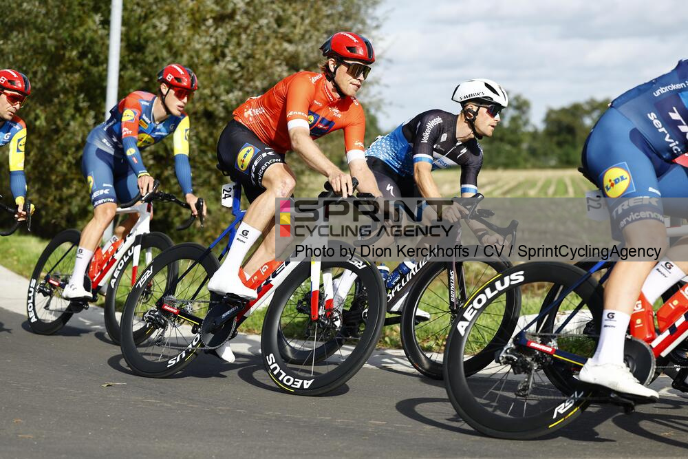 Jakob Soderqvist segue o camisola laranja do Eneco Tour (Foto: Dion Kerckhoffs/CV/SprintCyclingAgency©2026)