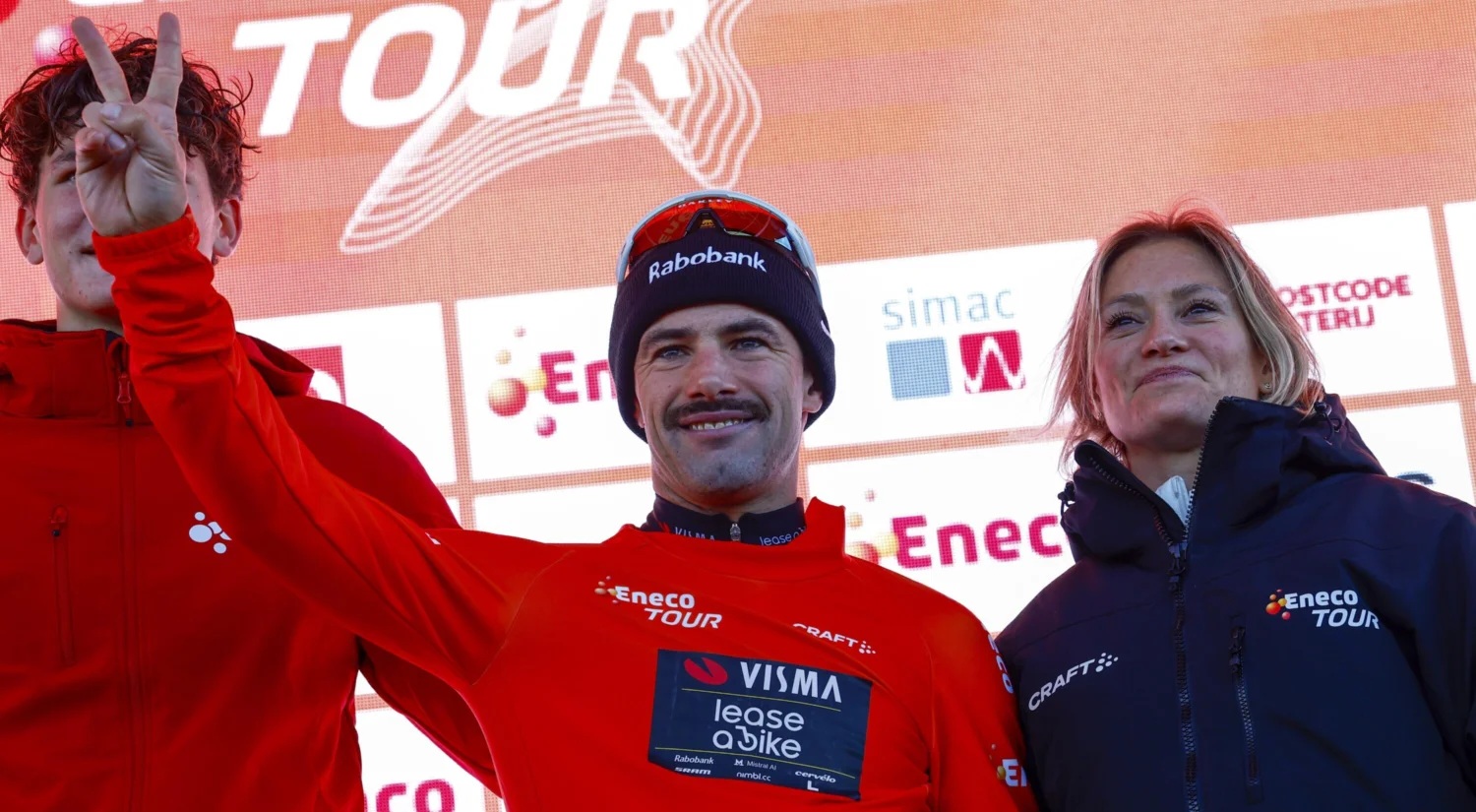 Victor Campenaerts segue o camisola laranja do Eneco Tour 