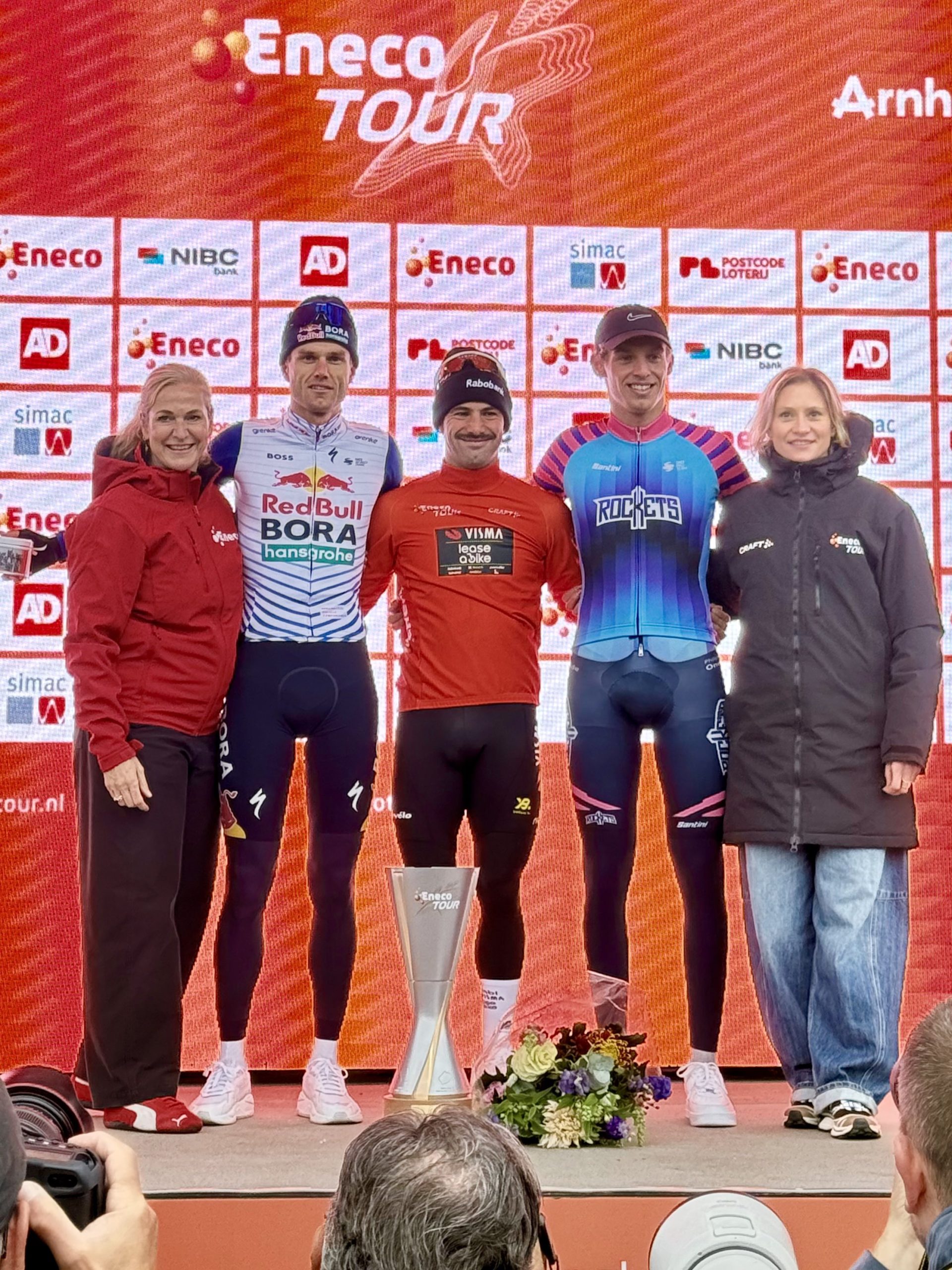 O pódio do Eneco Tour com Finn Fisher-Black, Victor Campenaerts e Wessel Mouris (Foto: Unibet Rose Rockets)
