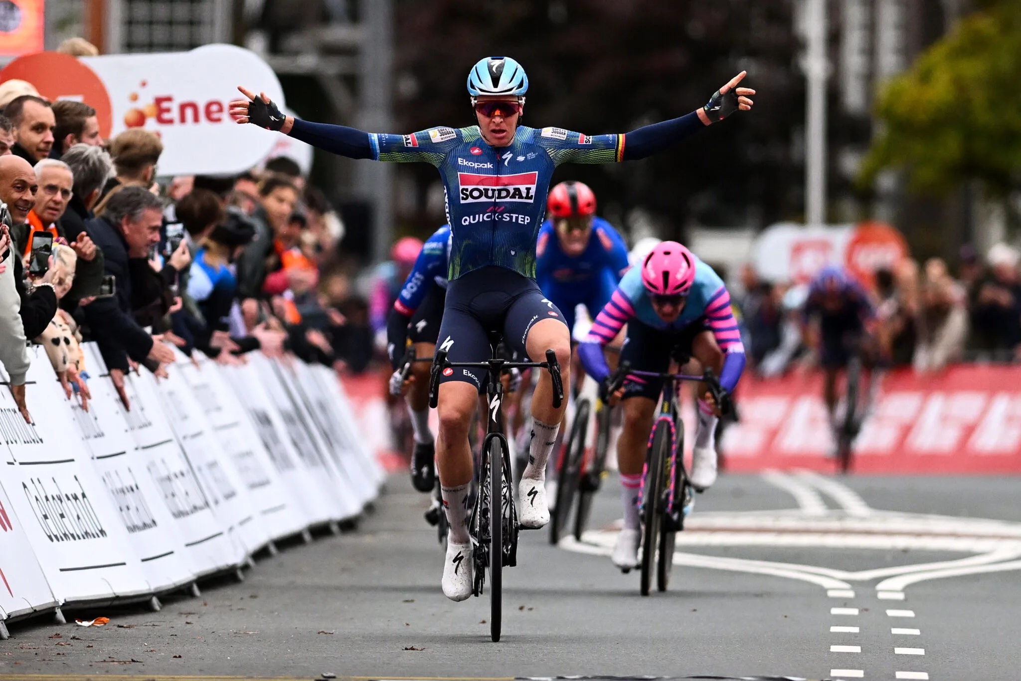 Tim Merlier bisa na etapa final do Eneco Tour! Victor Campenaerts vence geral!