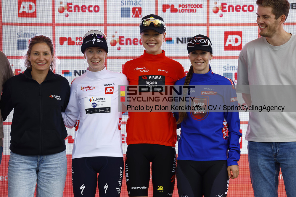 O pódio da etapa 2 do Eneco Tour com Nienke Vinke, Lieke Nooijen e Sandrine Tas (Foto: Dion Kerckhoffs/CV/SprintCyclingAgency©2026)