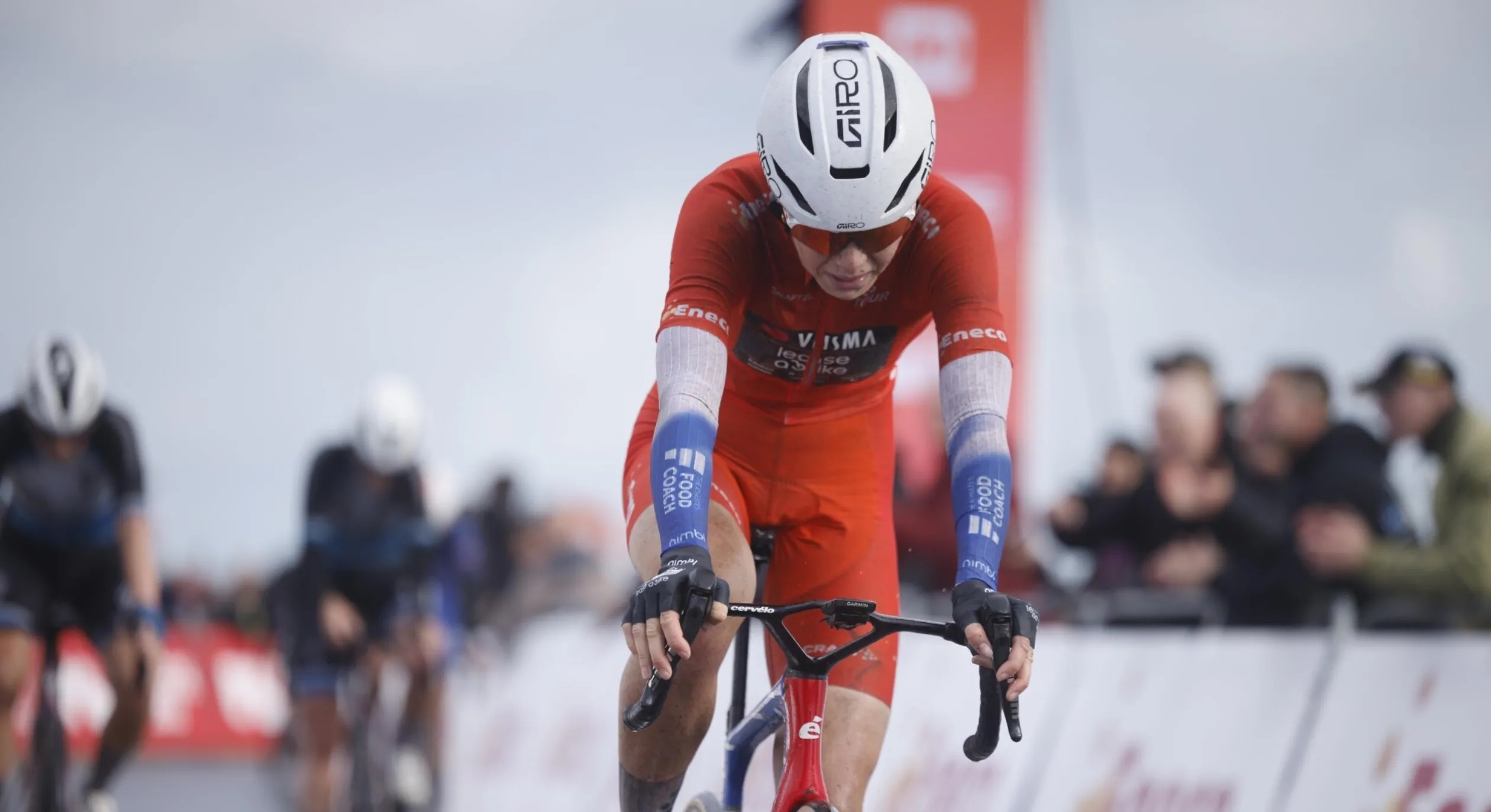 Lieke Nooijen segue a camisola laranja do Eneco Tour Women