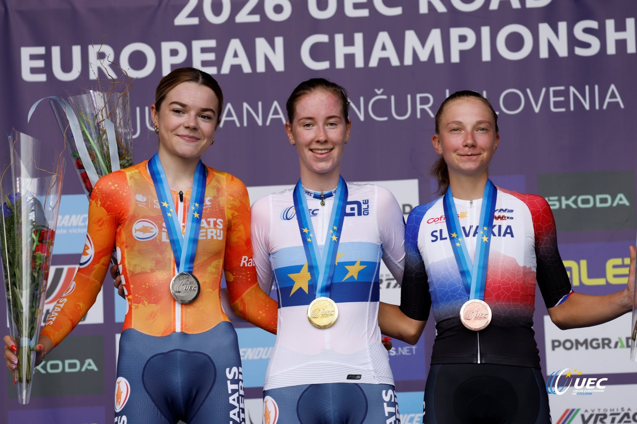 O pódio do contrarrelógio das Sub-23 femininas nos Campeonatos da Europa com Megan Arens, Nienke Vinke e Viktória Chladonová