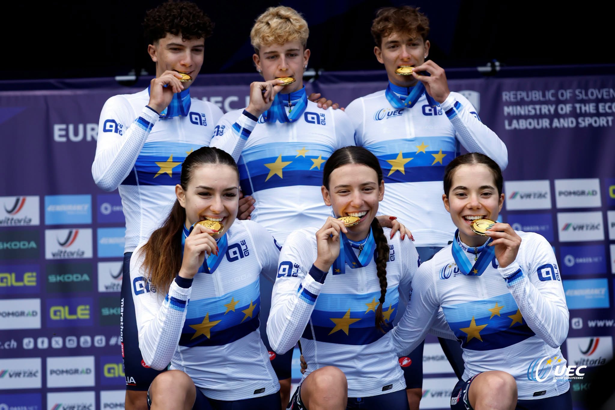 Patrik Pezzo Rosola, Brandon Fedrizzi, Enrico Ballana, Elisa Bianchi, Azzurra Ballan e Matilde Rossignoli são os novos Campeões da Europa de Estafeta Mista em Juniores (Foto: UEC)