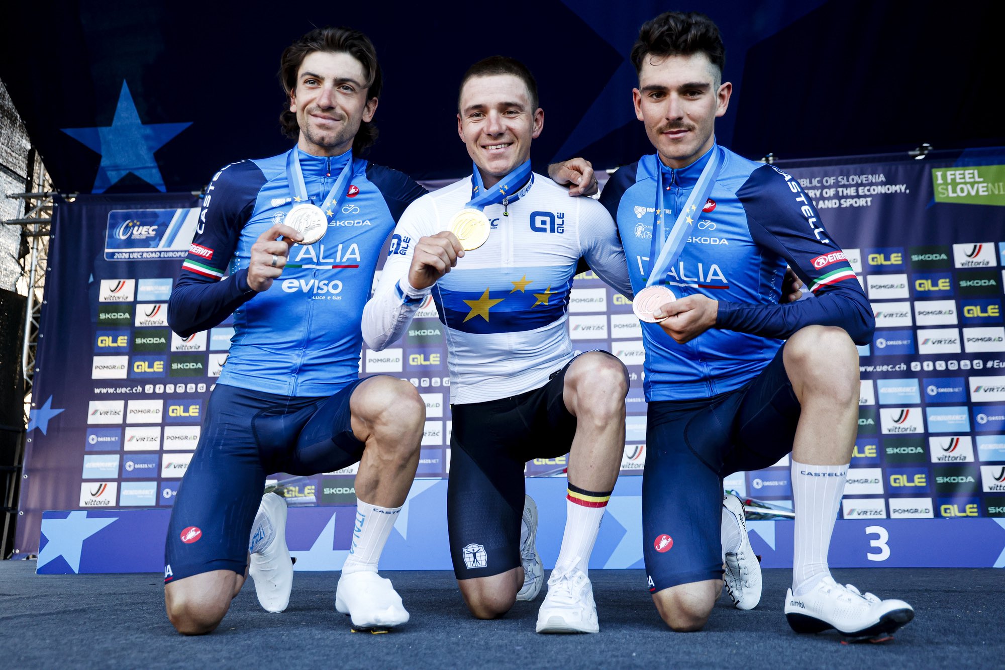 O pódio da prova de fundo dos elites masculinos nos Campeonatos da Europa com Giulio Ciccone, Remco Evenepoel e Christian Scaroni (Foto: SprintCyclingAgency)