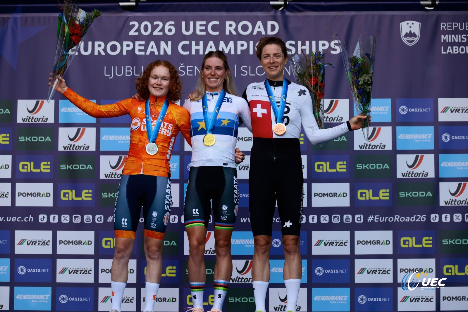 O pódio da prova de fundo das elites femininas nos Campeonatos da Europa em Ljubljana com Puck Pieterse, Demi Vollering e Marlen Reusser