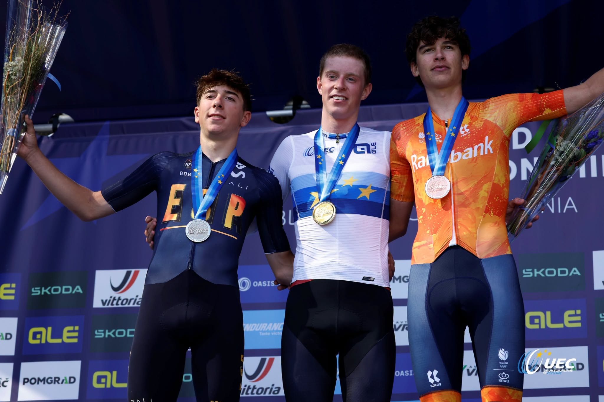 O pódio da prova de fundo dos juniores masculinos nos Campeonatos da Europa em Ljubljana com Aitor Martinez, Elias Dybing e Jop Van Den Biggelaar