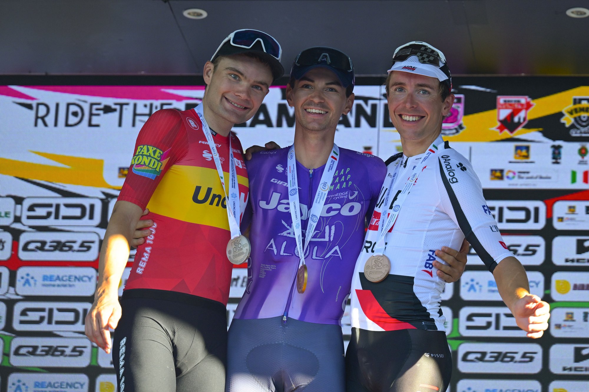 O pódio do Giro del Veneto com Anthon Charmig, Alessandro Covi e Benoit Cosnefroy
