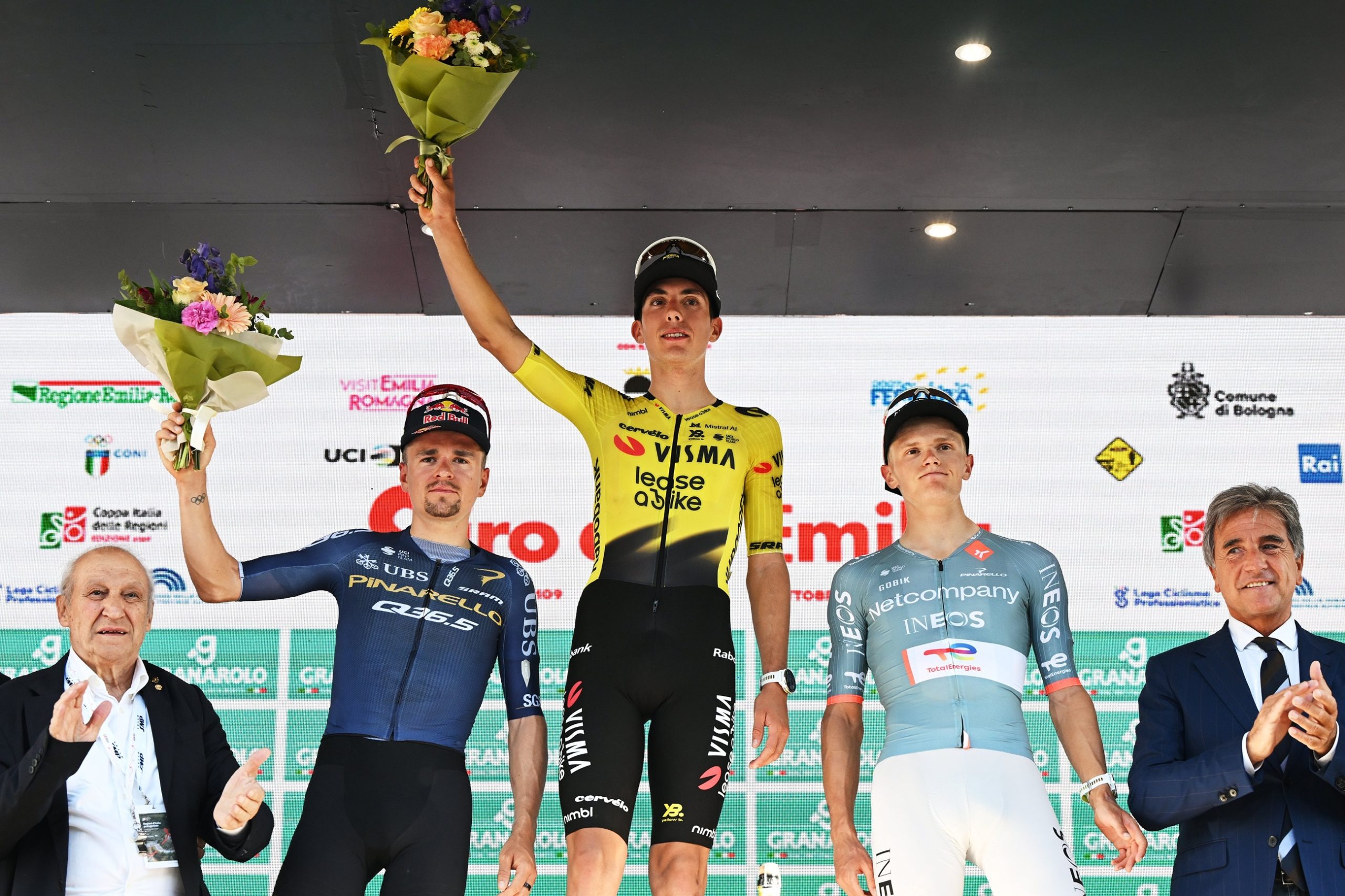 O pódio do Giro dell'Emilia com Tom Pidcock, Davide Piganzoli e Oscar Onley (Foto: Getty Images)