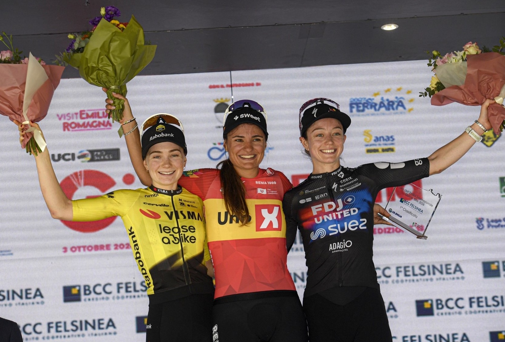O pódio do Giro dell'Emilia feminino com Sarah van Dam, Alessia Vigilia e Lauren Dickson