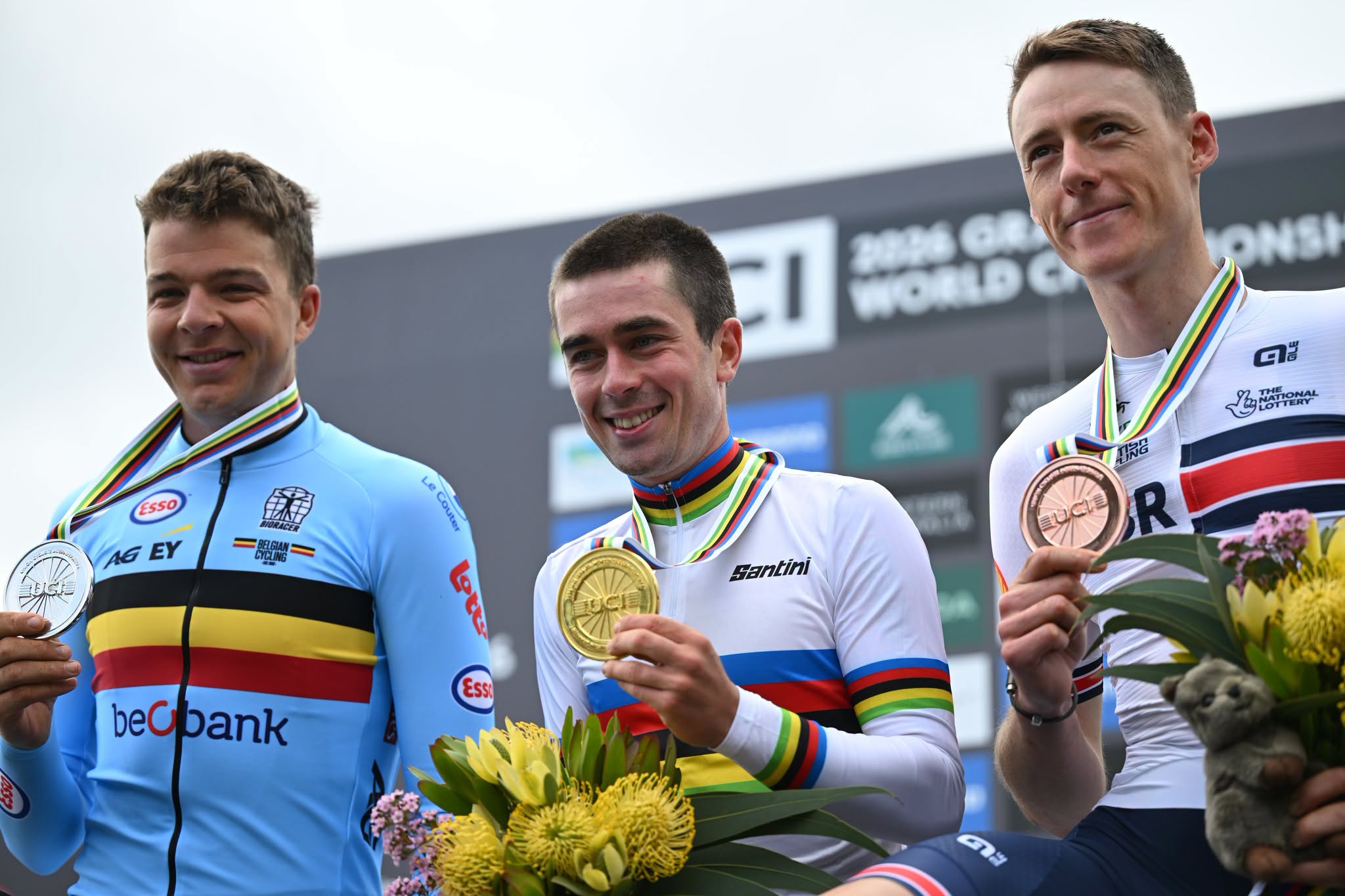 O pódio dos elites masculinos nos Campeonatos do Mundo de Gravel com Florian Vermeersch, Magnus Bak Klaris e Connor Swift
