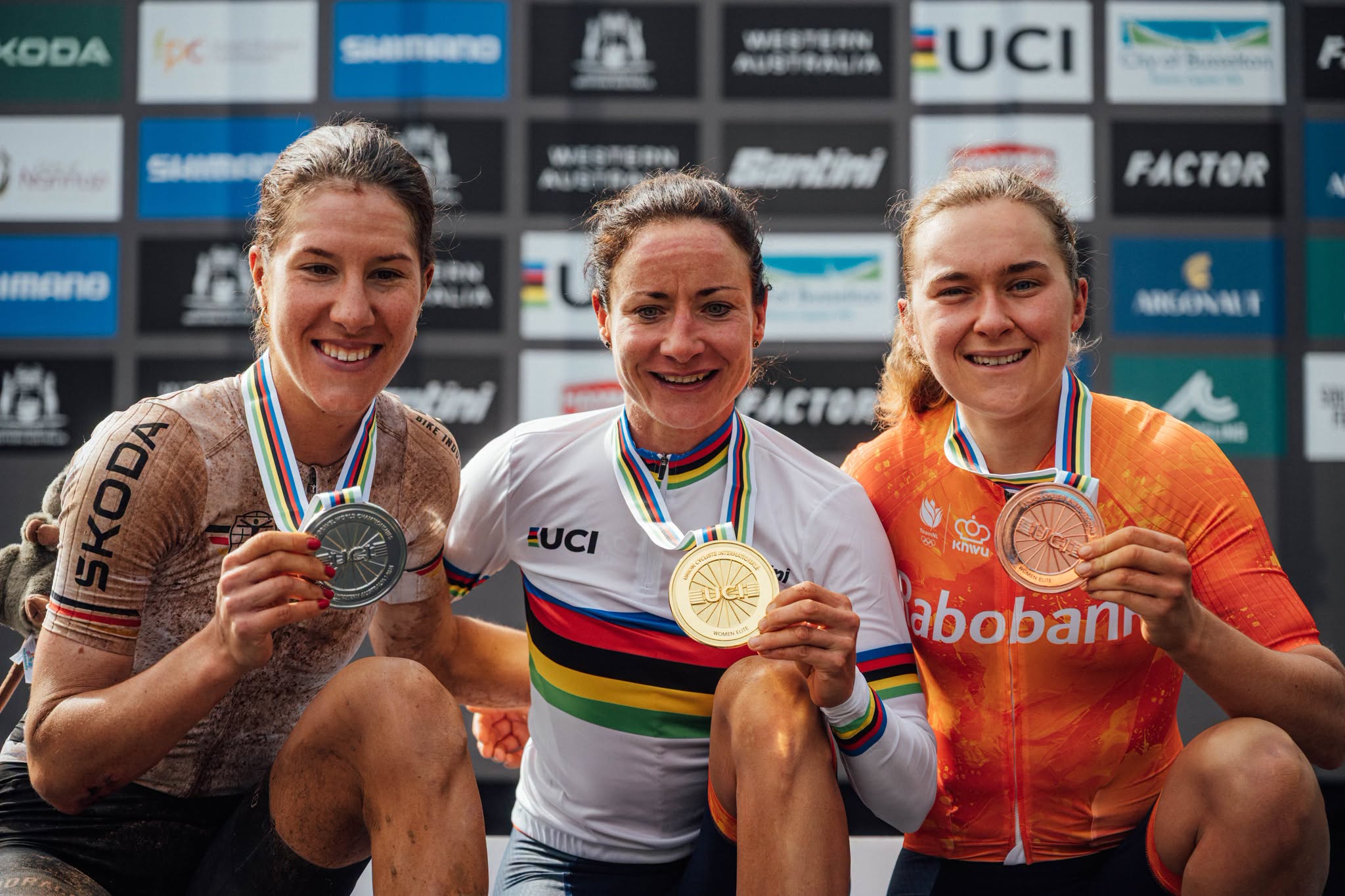 O pódio das elites femininas nos Campeonatos do Mundo de Gravel com Rosa Klöser, Marianne Vos e Larissa Hartog 