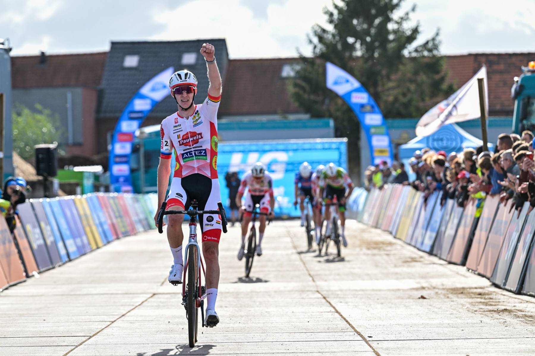 Michael Vanthourenhout confirmou o favoritismo na ronda 1 do HG Cross em Dendermonde
