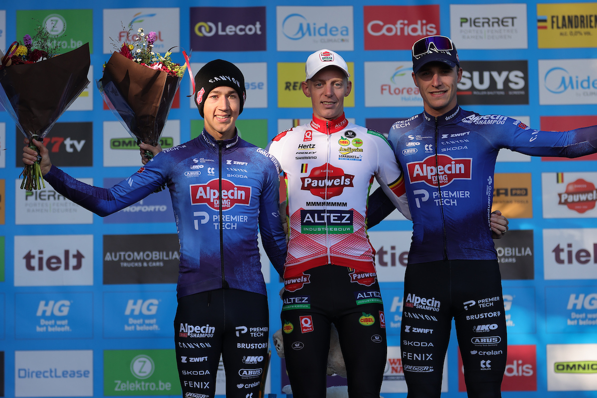 O pódio dos elites masculinos com Jente Michels, Michael Vanthourenhout e Niels Vandeputte (Foto: Photopress.be)