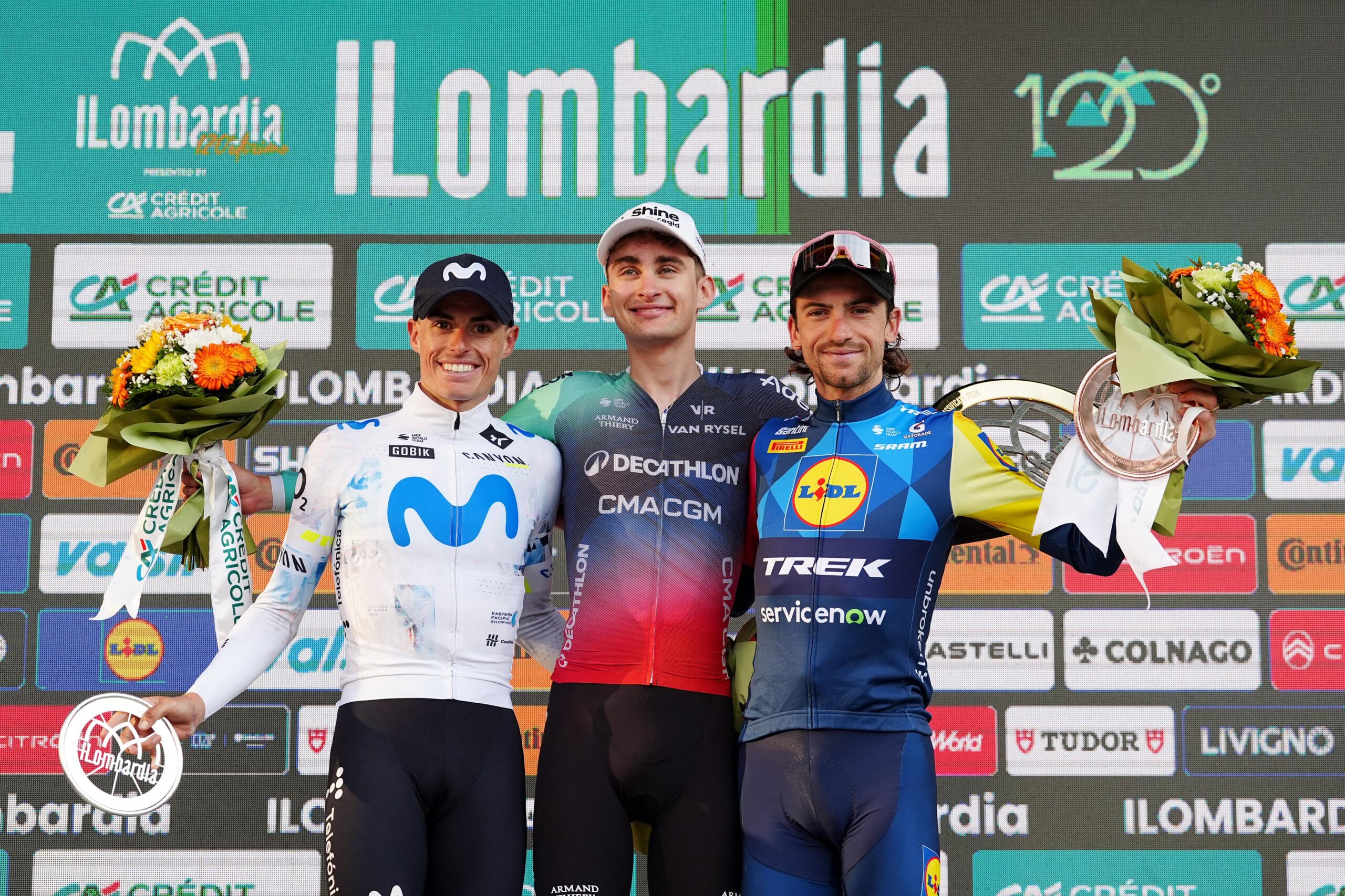 O pódio da Il Lombardia com Enric Mas, Paul Seixas e Giulio Ciccone