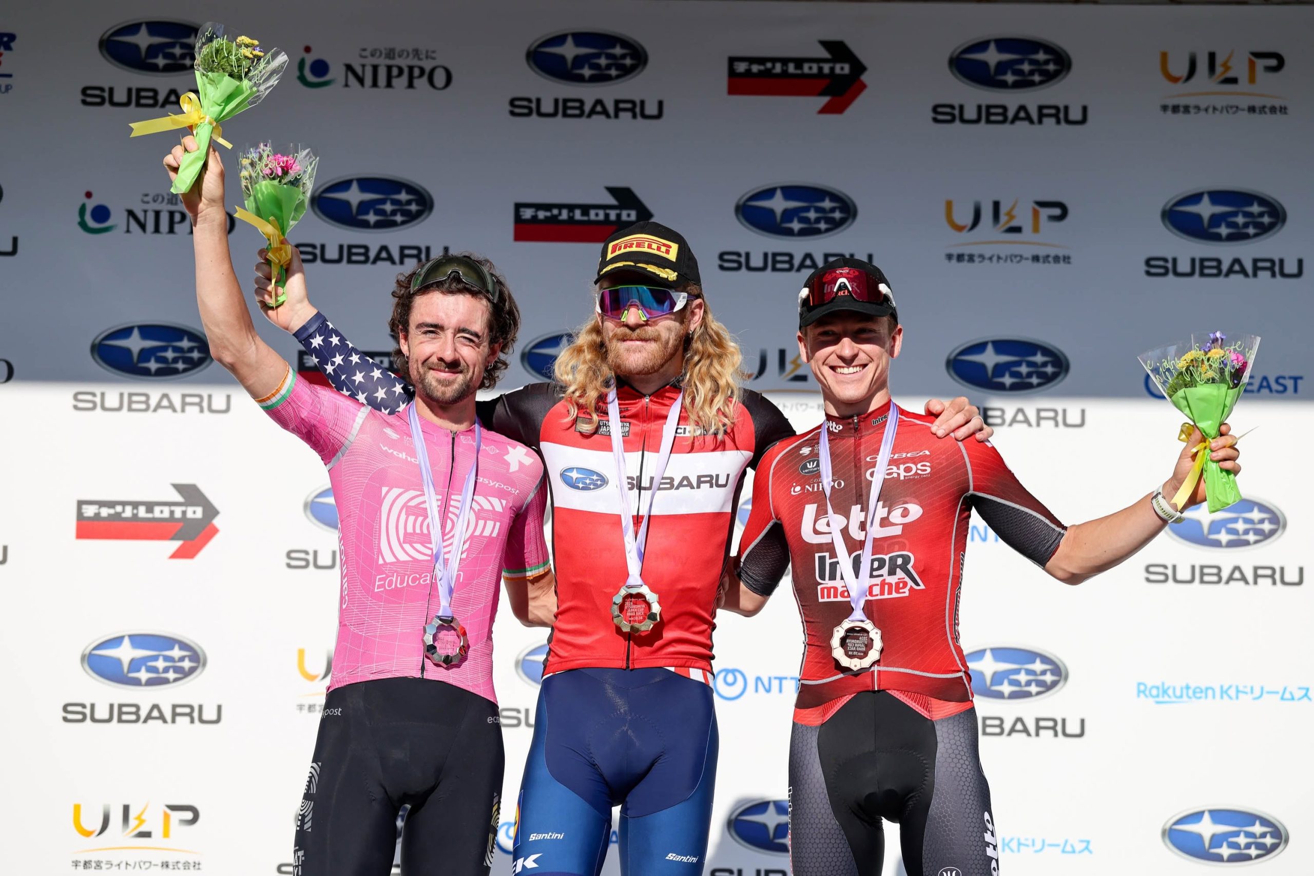 O pódio da Japan cup com Ben Healy, Quinn Simmons e Jenno Berckmoes