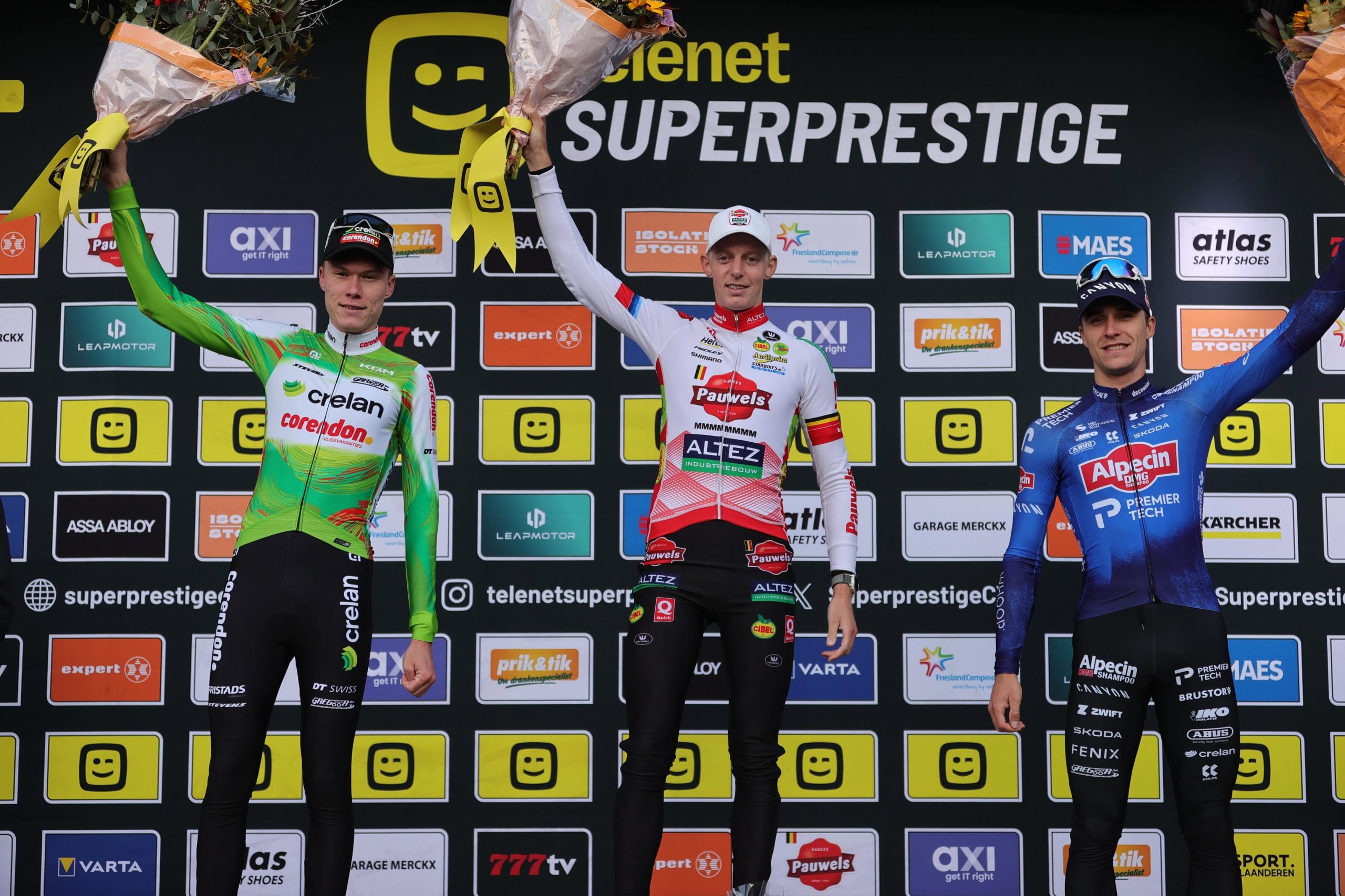 O pódio dos elites masculinos na Telenet SuperPrestige em Overijse com Witse Meeussen, Michael Vanthourenhout e Niels Vandeputte (Foto: Photopress.be)