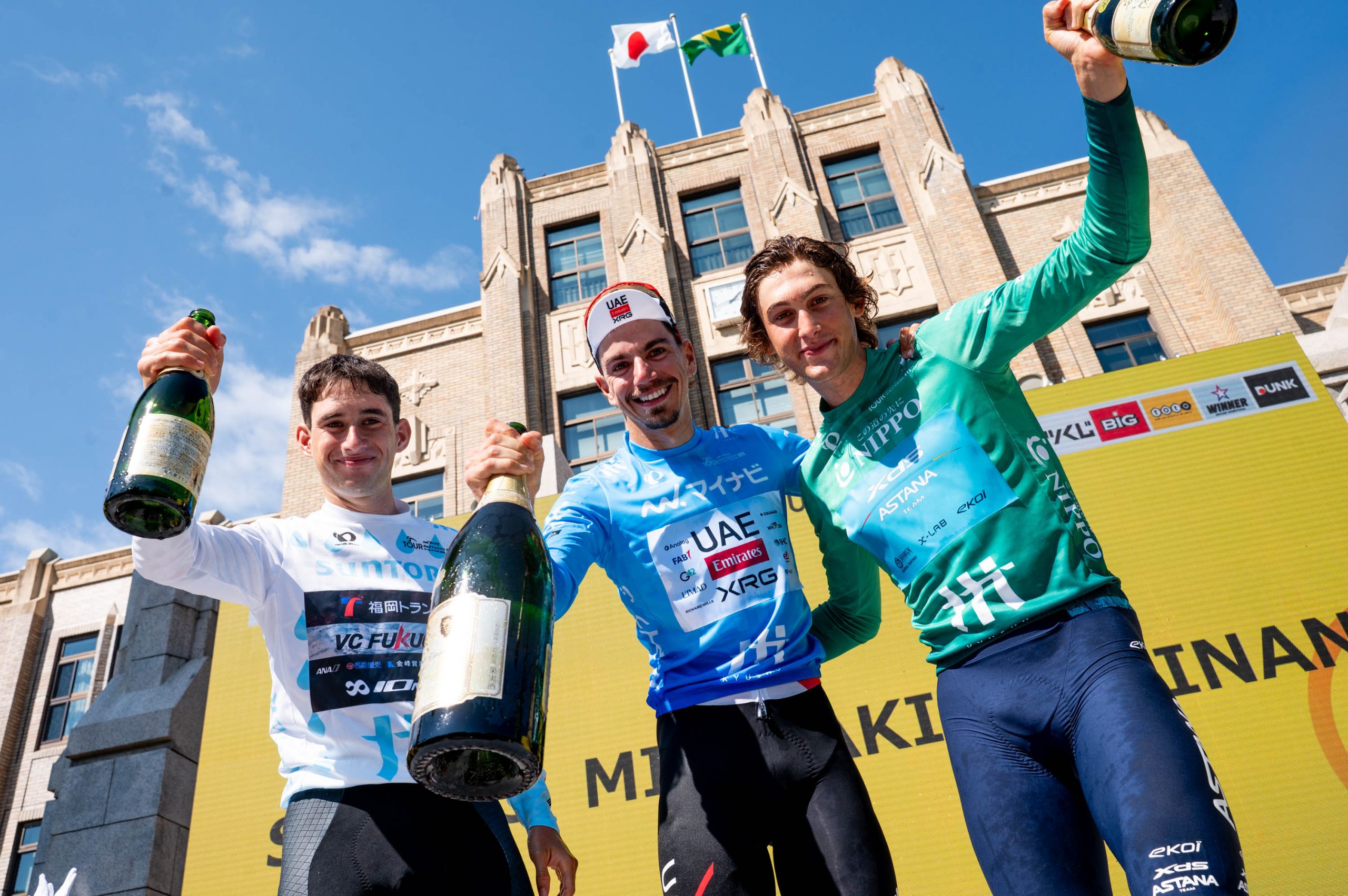Os vencedores das classificações do Tour de Kyushu: Gerard Ledesma, Ivo Oliveira e Alessio Delle Vedove