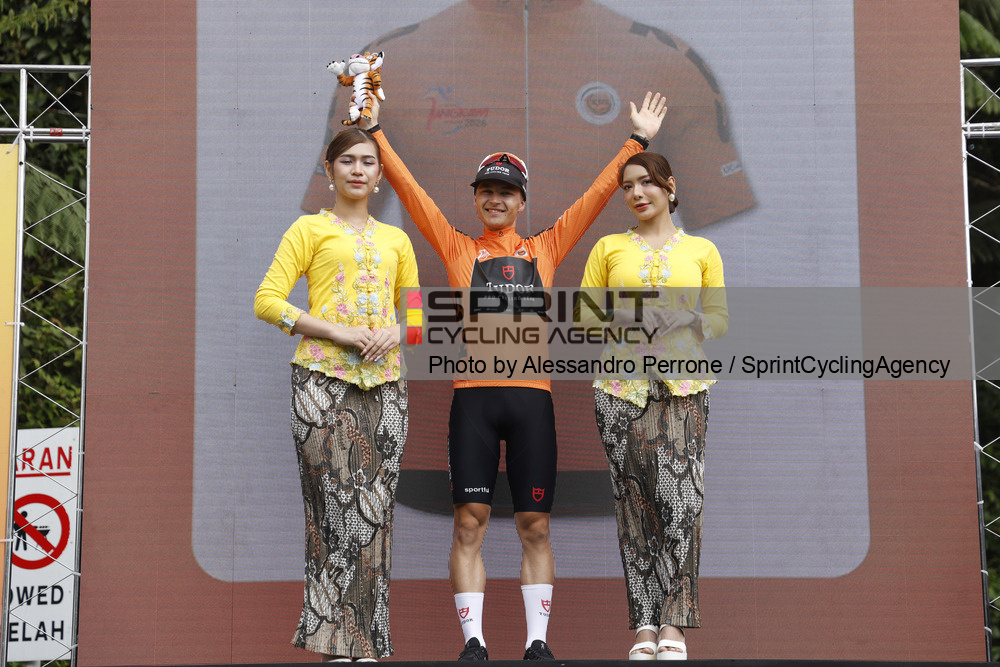 Lennart Jasch segue o camisola laranja do Tour de Langkawi (Foto: Alessandro Perrone/SprintCyclingAgency©2026)