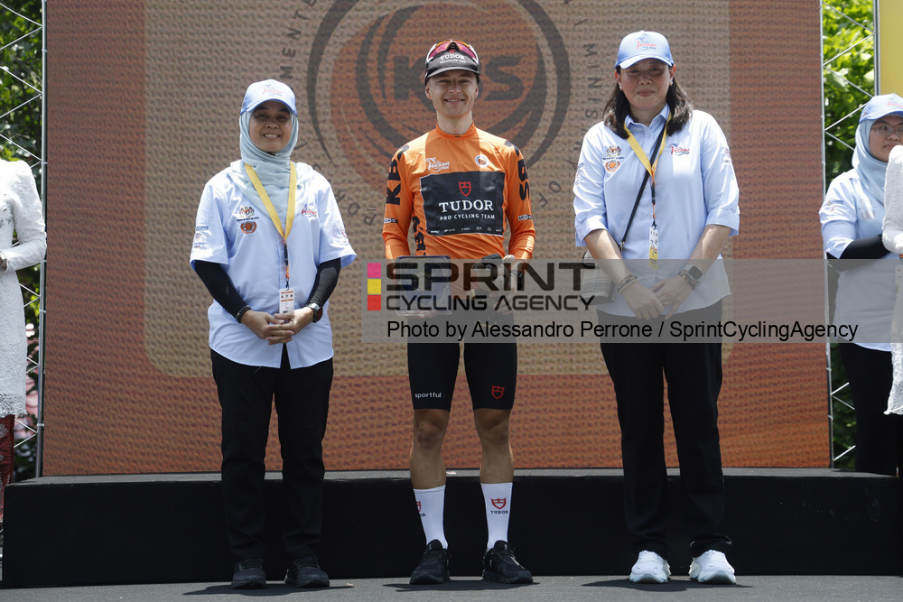 Lennart Jasch segue o camisola laranja do Tour de Langkawi