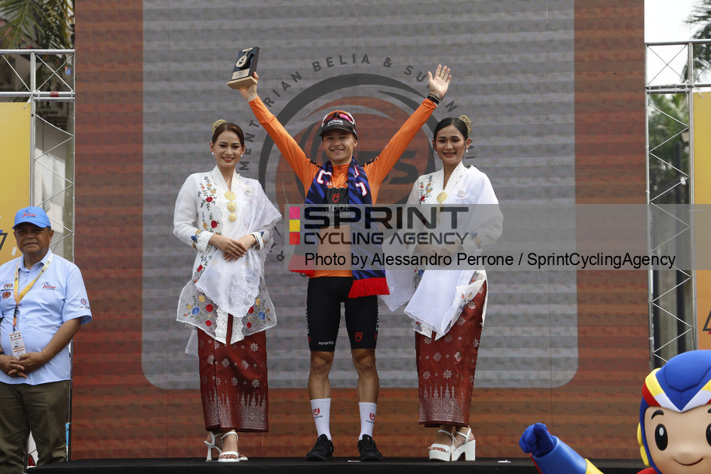 Lennart Jasch segue o camisola laranja do Tour de Langkawi