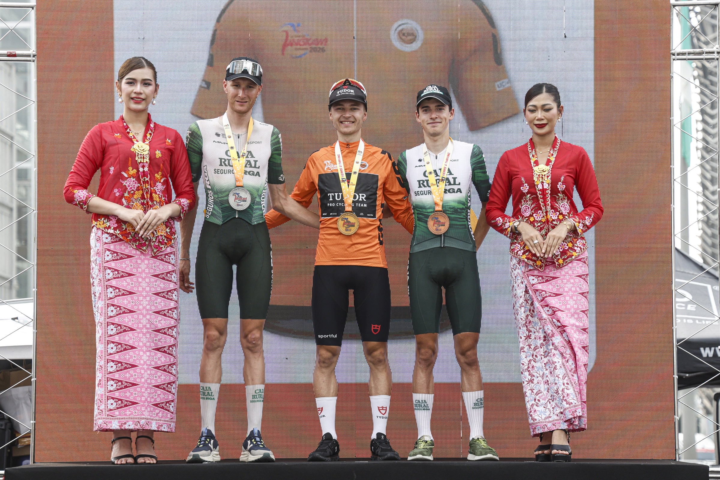 O pódio final do Tour de Langkawi com Abel Balderstone, Lennart Jasch e Jan Castellon (Foto: SprintCyclingAgency)