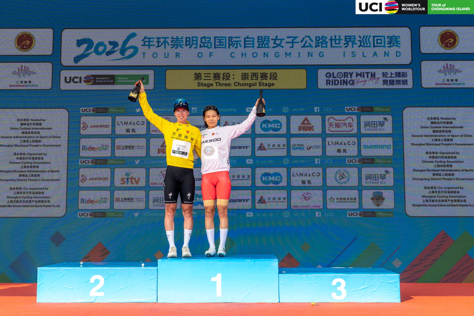 O pódio final do Tour of Chongming Island com Lorena Wiebes e Menghan Zhou