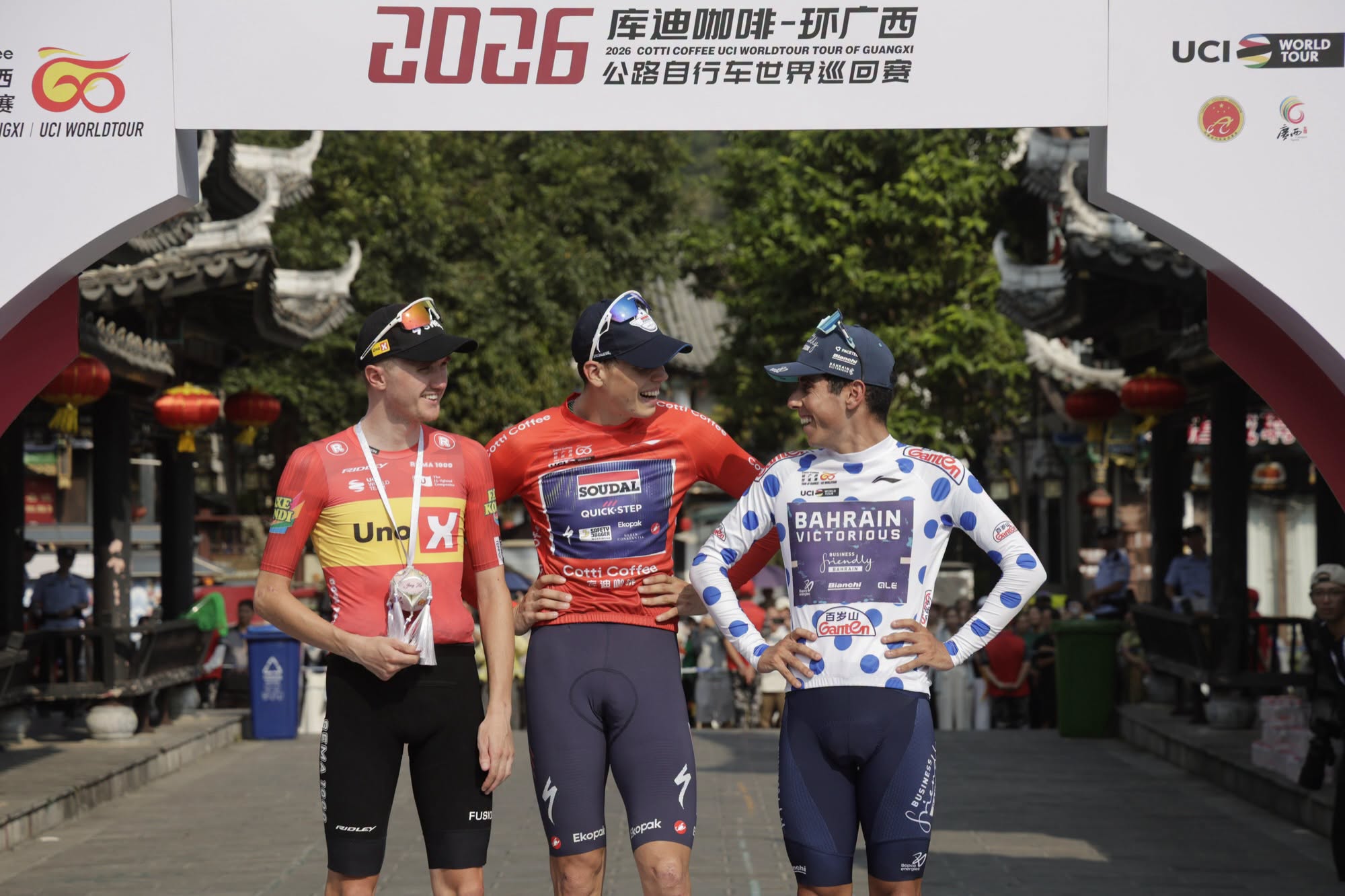 O pódio da etapa 2 do Tour of Guangxi com Martin Tjotta, Paul Magnier e Afonso Eulálio (Foto: SprintCyclingAgency)
