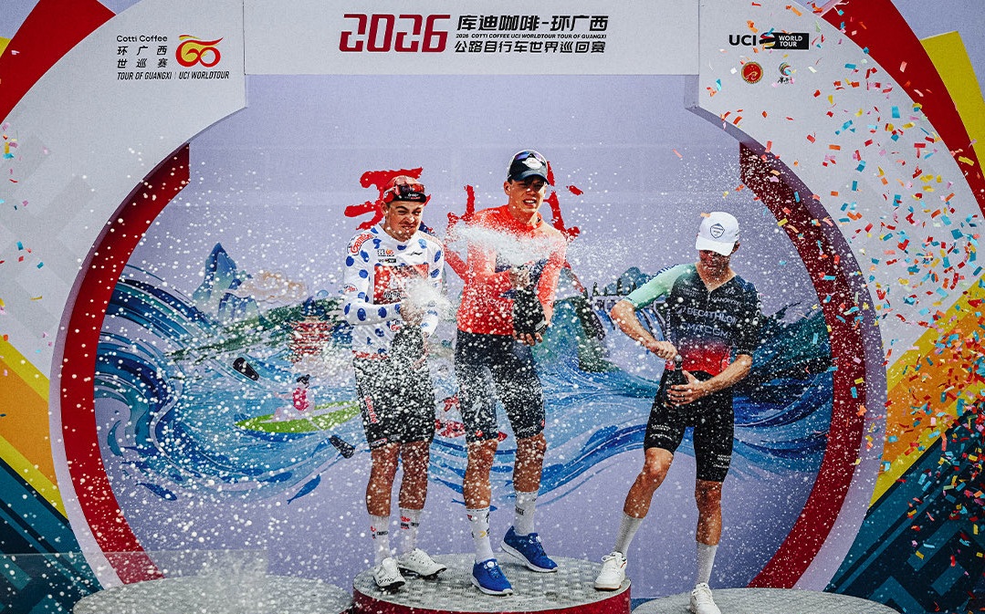 O pódio da etapa 4 do Tour of Guangxi com Baptiste Veistroffer, Paul Magnier e Robbe Ghys (Foto: Getty Images)