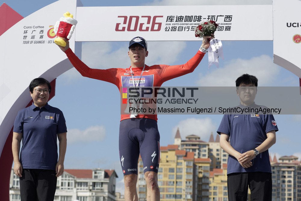 Paul Magier segue o camisola vermelha do Tour of Guangxi (Foto: Massimo Fulgenzi/SprintCyclingAgency©2026)